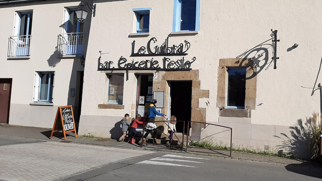 Façade de l'épicerie-restaurant