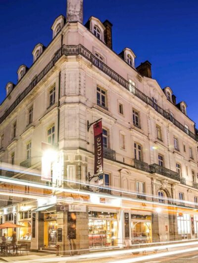 Façade de l'hôtel à la nuit tombée