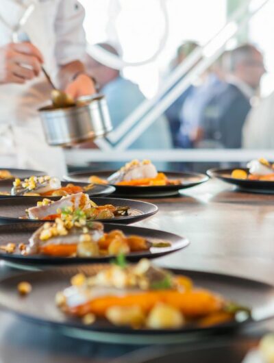 Chef terminant la préparation de ses plats