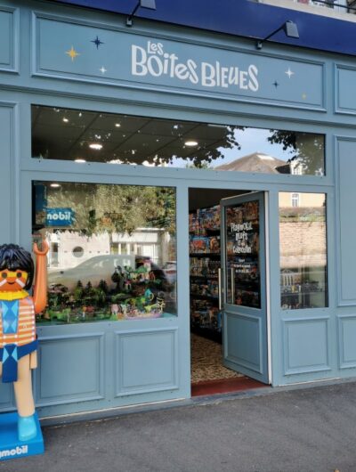 Façade du magasin des Boîtes Bleues