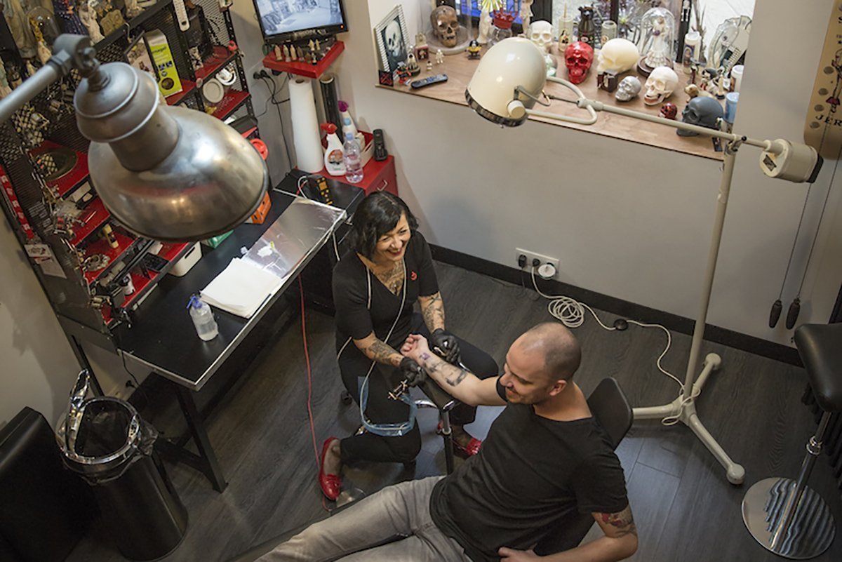 Miss Atomik dans son salon de tatouage