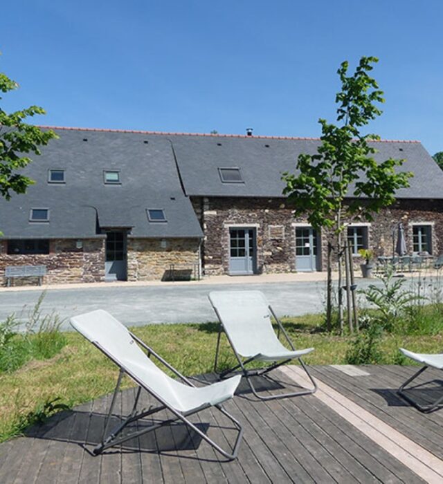 Extérieur du gîte avec sa cour et sa pelouse