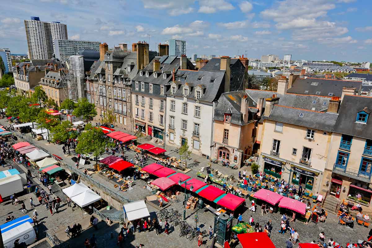 Place et marché des Lices à Rennes