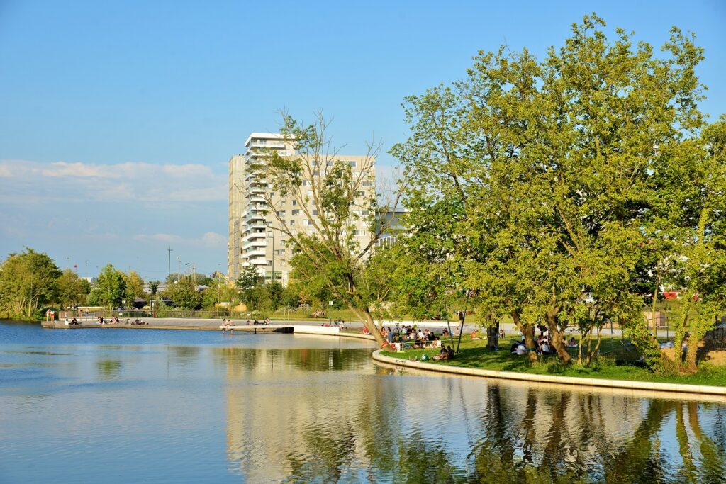 Vue depuis la rivière des plages de baud