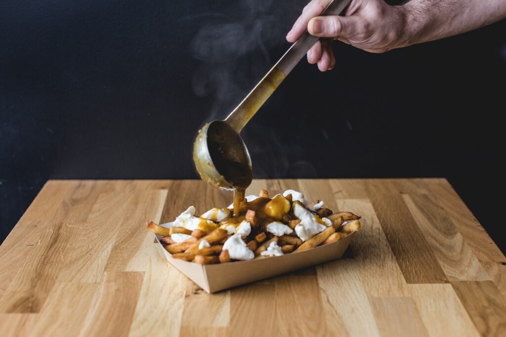 Sauce versée sur une poutine
