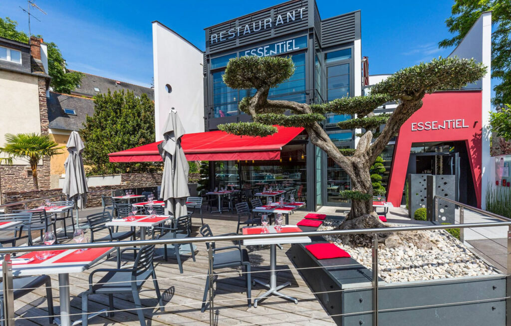 Terrasse ensoleillée du restaurant Essentiel
