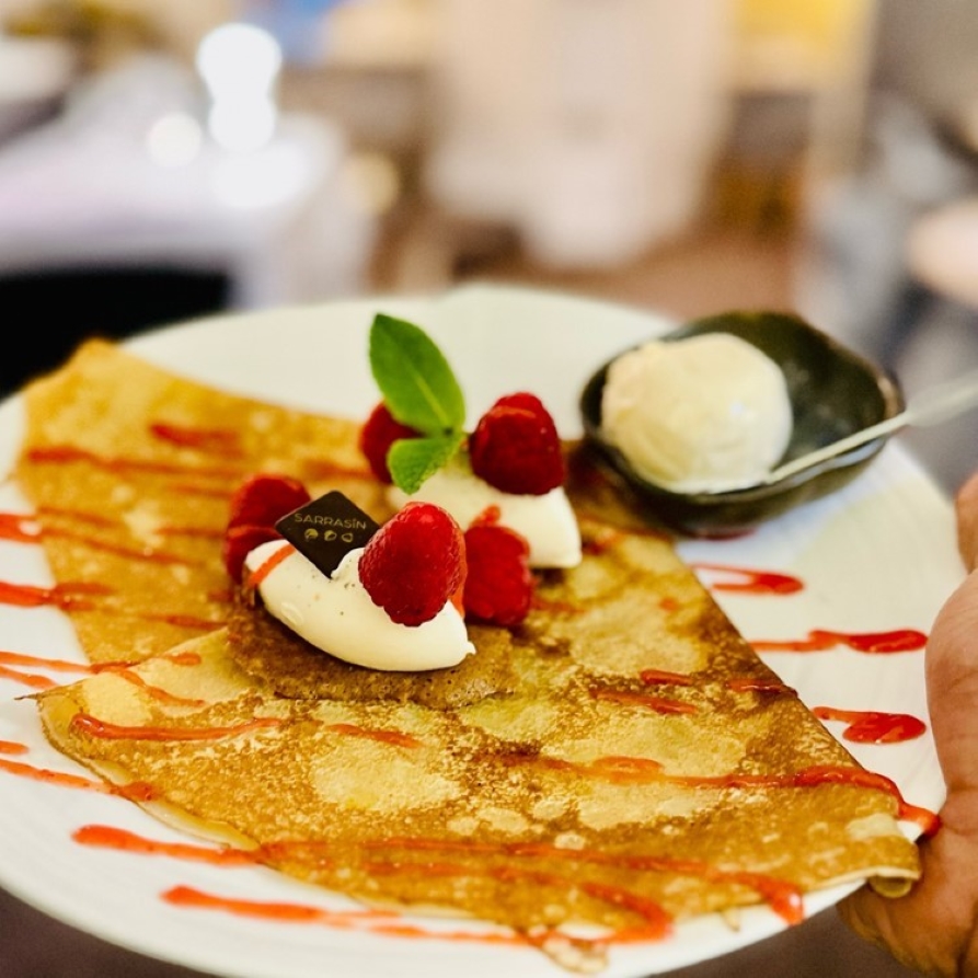 Crêpe avec fraises et glace