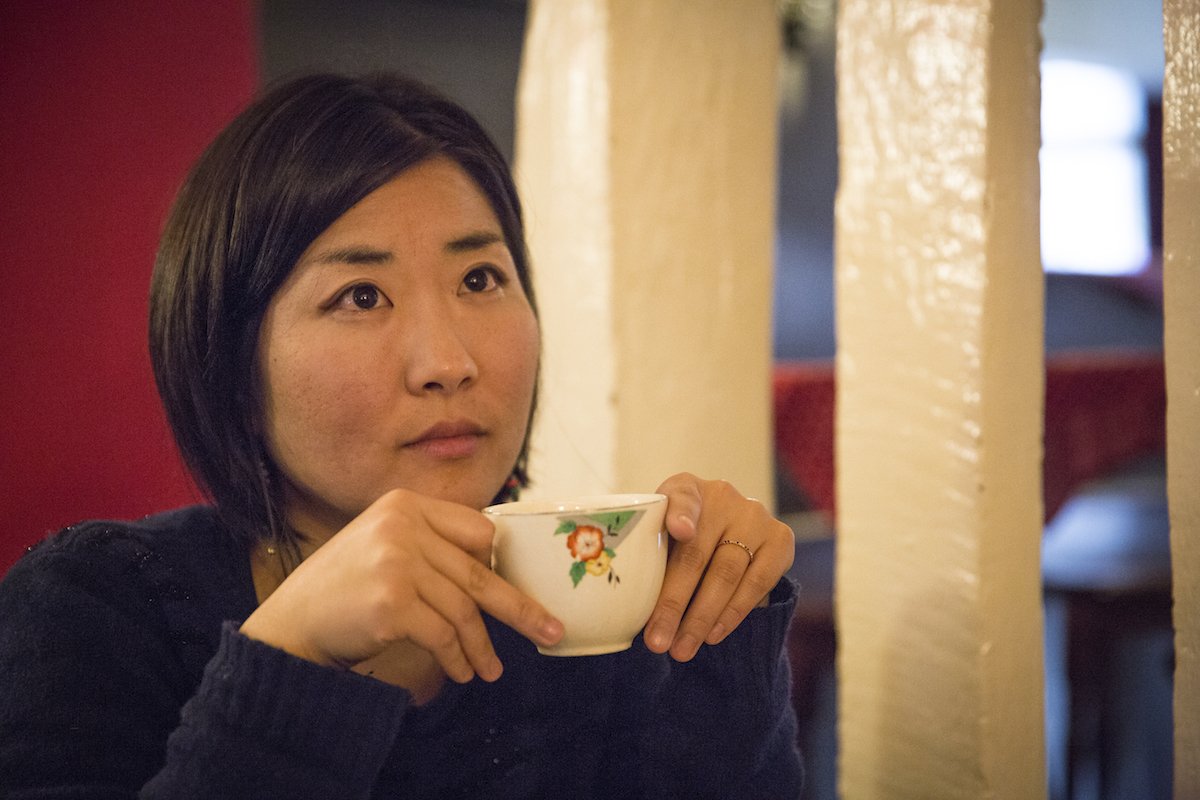 Tomoko Uemura, artiste et greeter, dans un salon de thé à Rennes