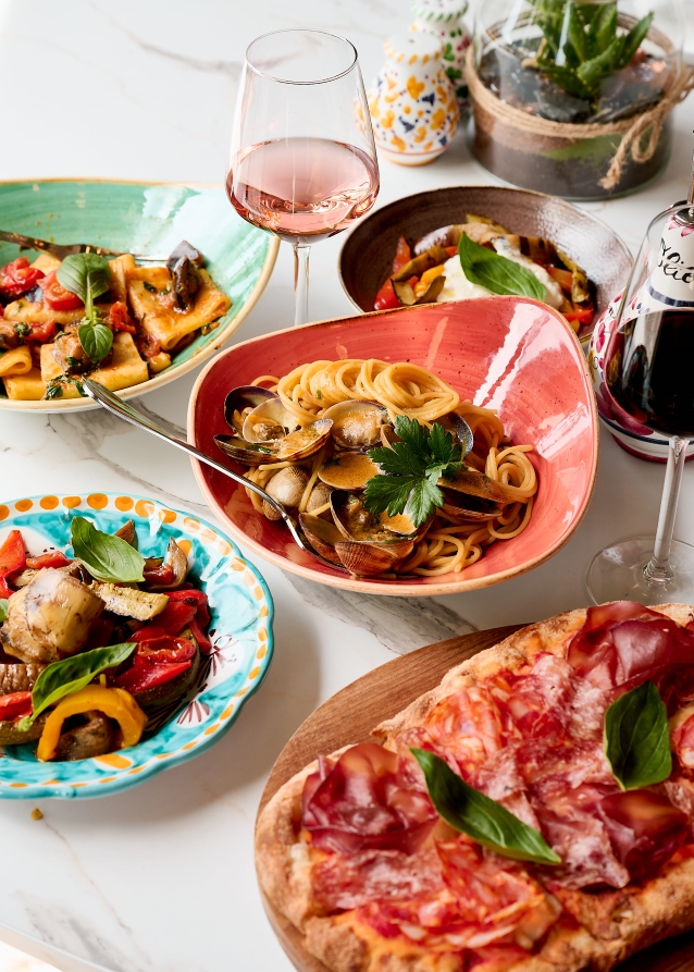 Assiettes de pâtes et de charcuterie et verres de vin