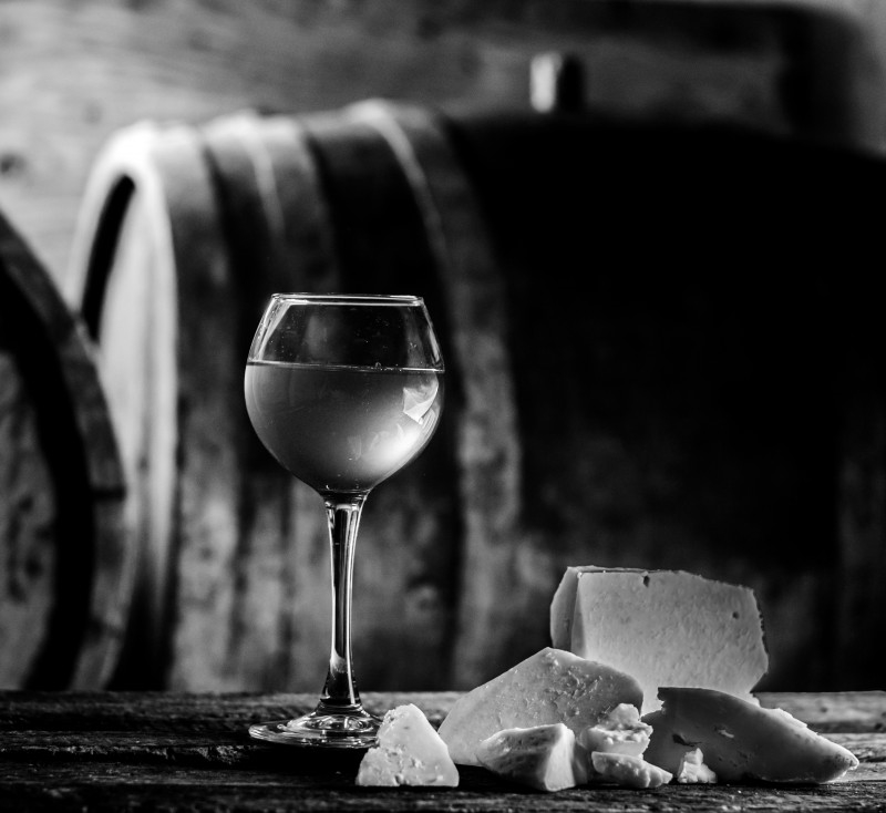 Verre de vin devant tonneau