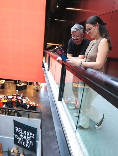 Visiteurs à l'intérieur du Frac Bretagne, Fonds régional d'art contemporain à Rennes