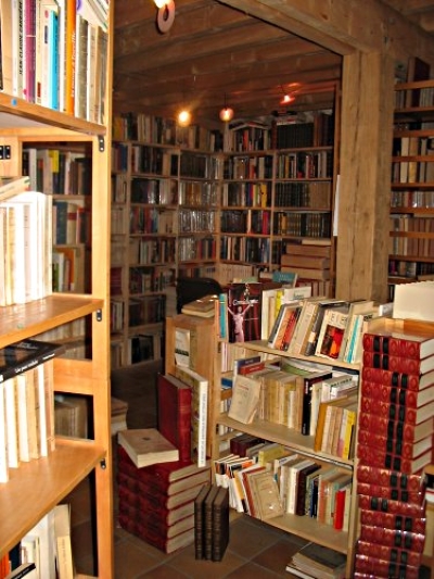 Rayonnages de la librairie