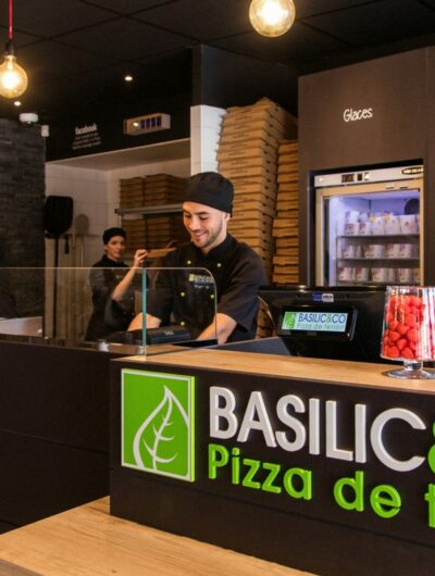 Pizzaiolos en cuisine et à l'accueil téléphonique