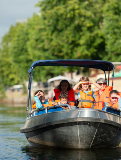 Bateau sans permis navigant sur la Vilaine dans le centre-ville de Rennes.