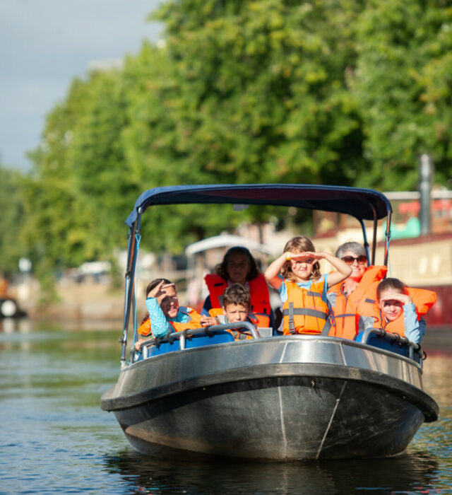 Bateau sans permis navigant sur la Vilaine dans le centre-ville de Rennes.