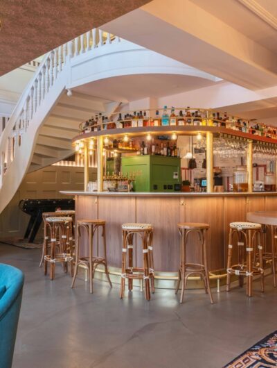 Bar et tabourets