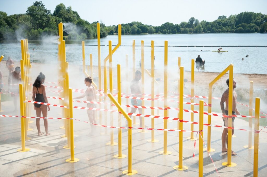 Brumisateurs sur la plage des étangs d'Apigné