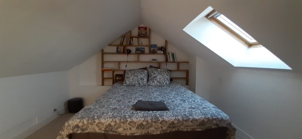 Chambre sous combles avec lit-double