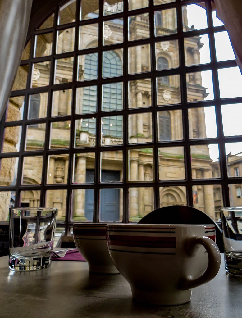 Vue sur la cathédrale depuis la salle de restaurant de la crêperie