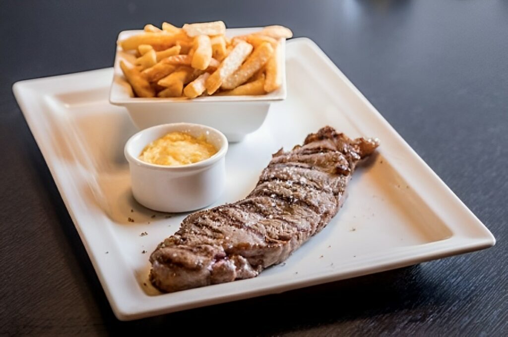 Viande, frites et mayonnaise