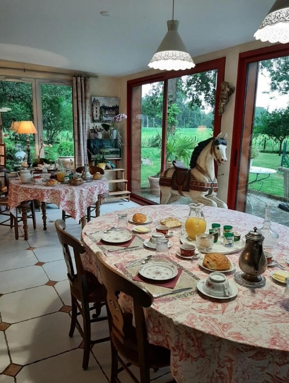 Salle à manger devant baie vitrée