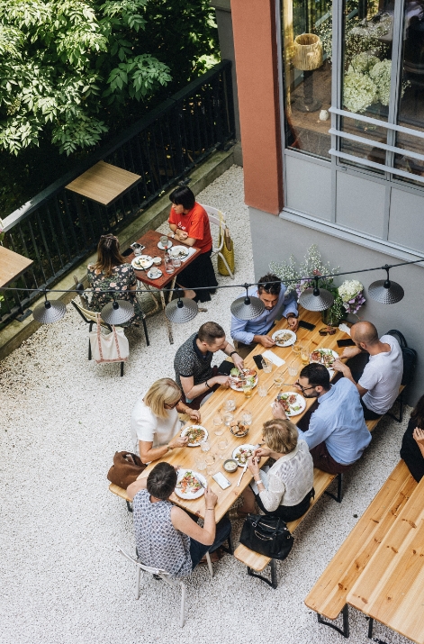 Tables à manger sur terrasse