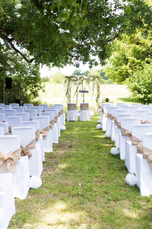 Autel et chaises blanches en extérieur pour cérémonie de mariage