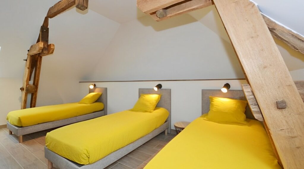Chambre avec trois lits simples