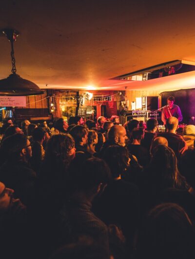 Concert dans un bar rennais pendant Bars en Trans