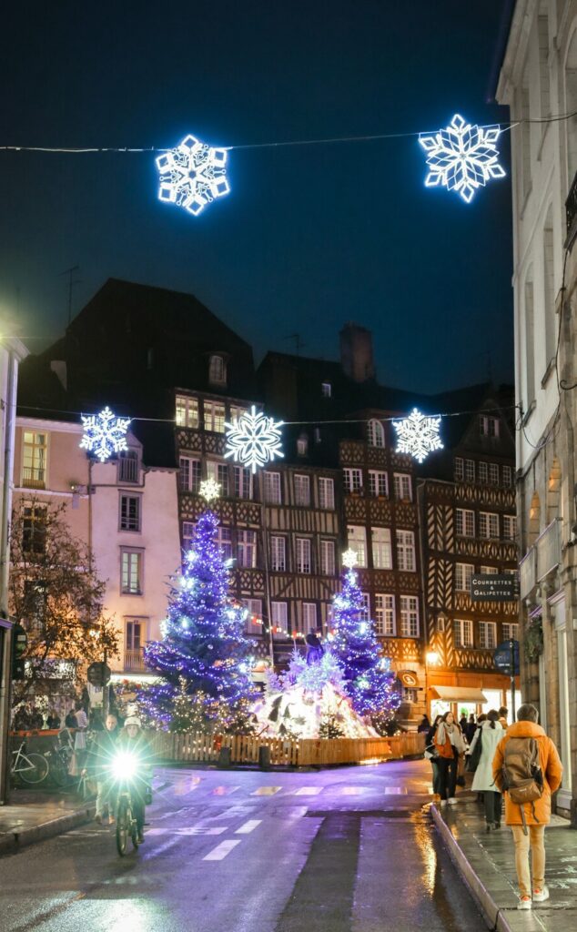 Guirlandes et décorations de Noël dans les rues de Rennes