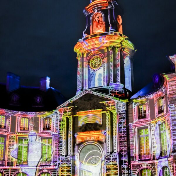 Projections sur la façade de l'hôtel de ville