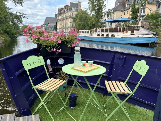 Deux chaises et une table sur le bateau