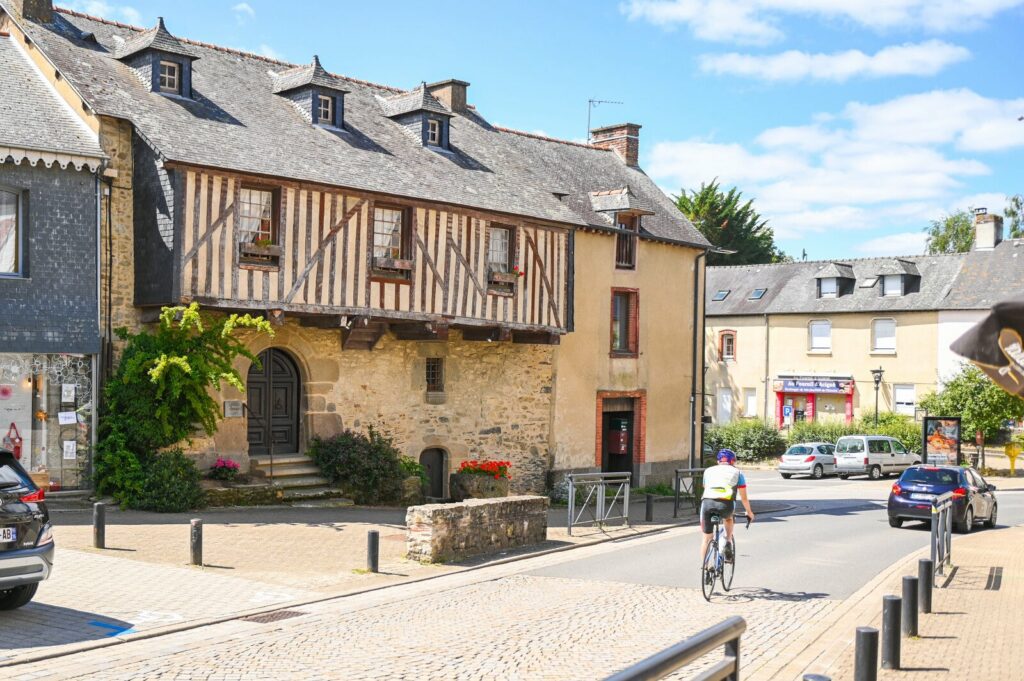 Balade à vélo dans les rues d'Acigné