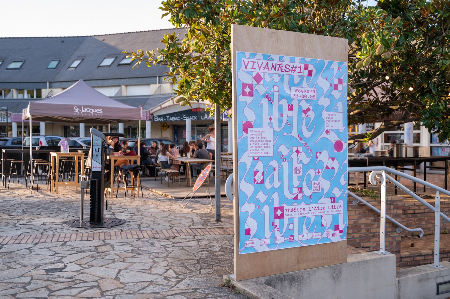 Affiche de l'ouverture de saison devant le théâtre de l'Aire Libre