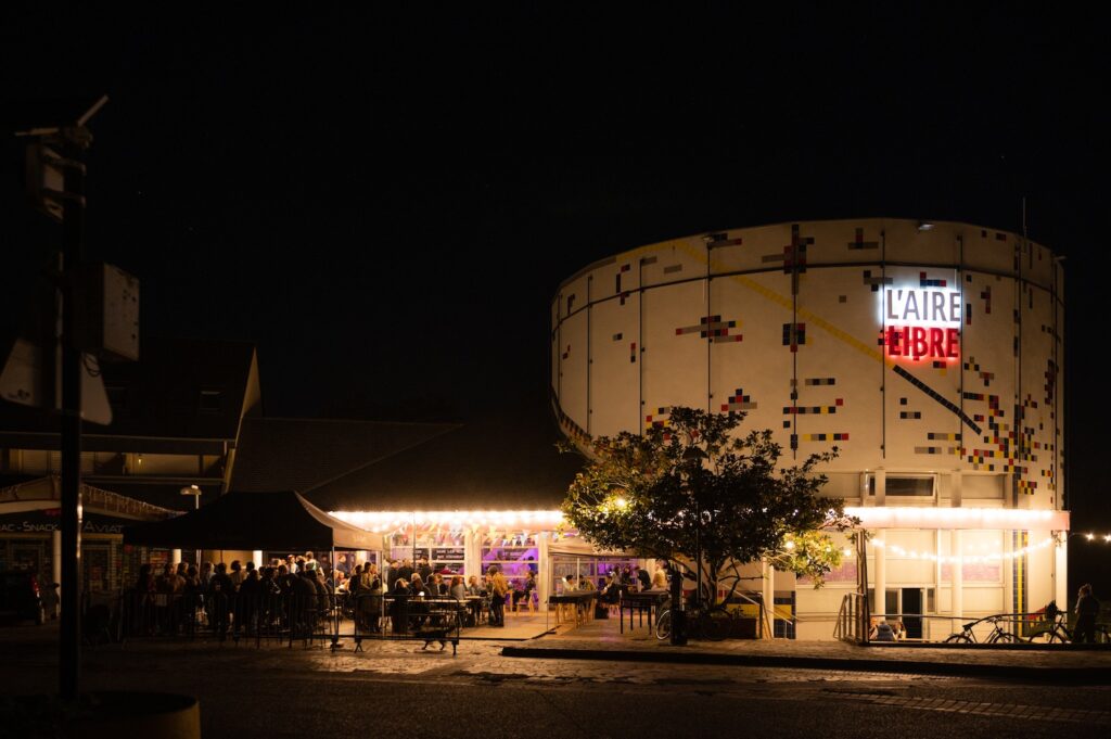 La façade du théâtre de l'Aire Libre de nuit