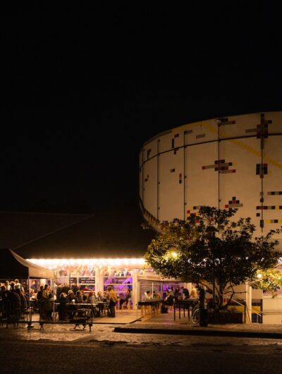 La façade du théâtre de l'Aire Libre de nuit