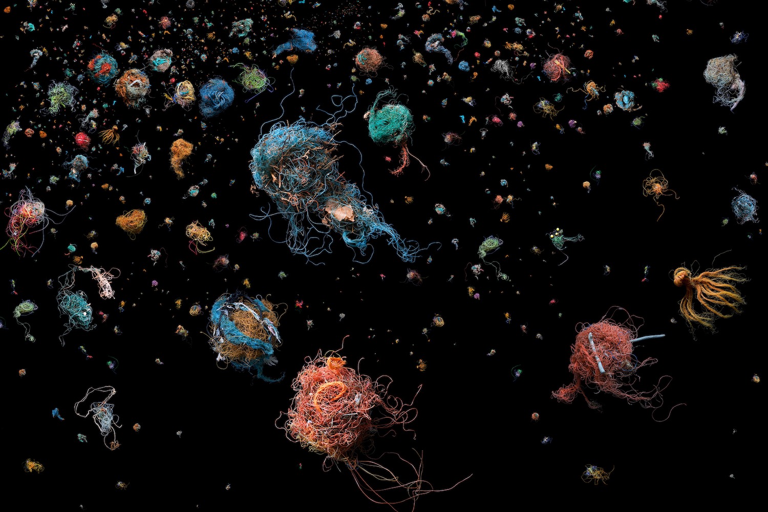 Photographie de Mandy Barker sur la pollution plastique des océans