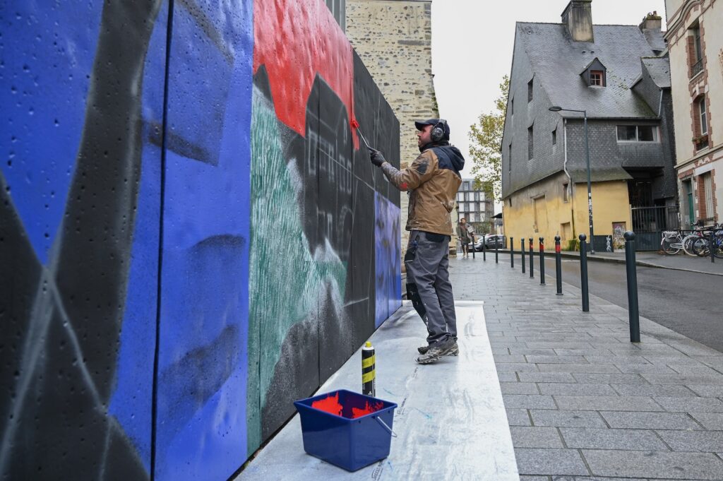 L'artiste L'Outsider réalise une fresque d'art urbain sur le mur près du Couvent des Jacobins