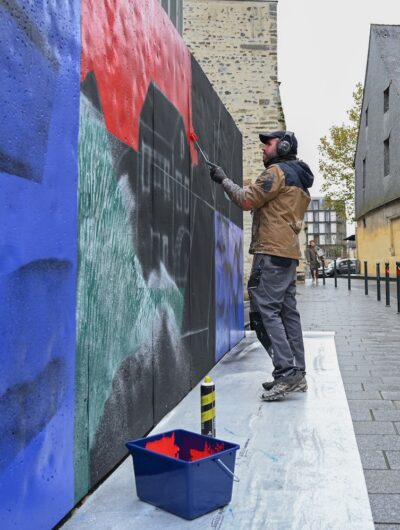 L'artiste L'Outsider réalise une fresque d'art urbain sur le mur près du Couvent des Jacobins