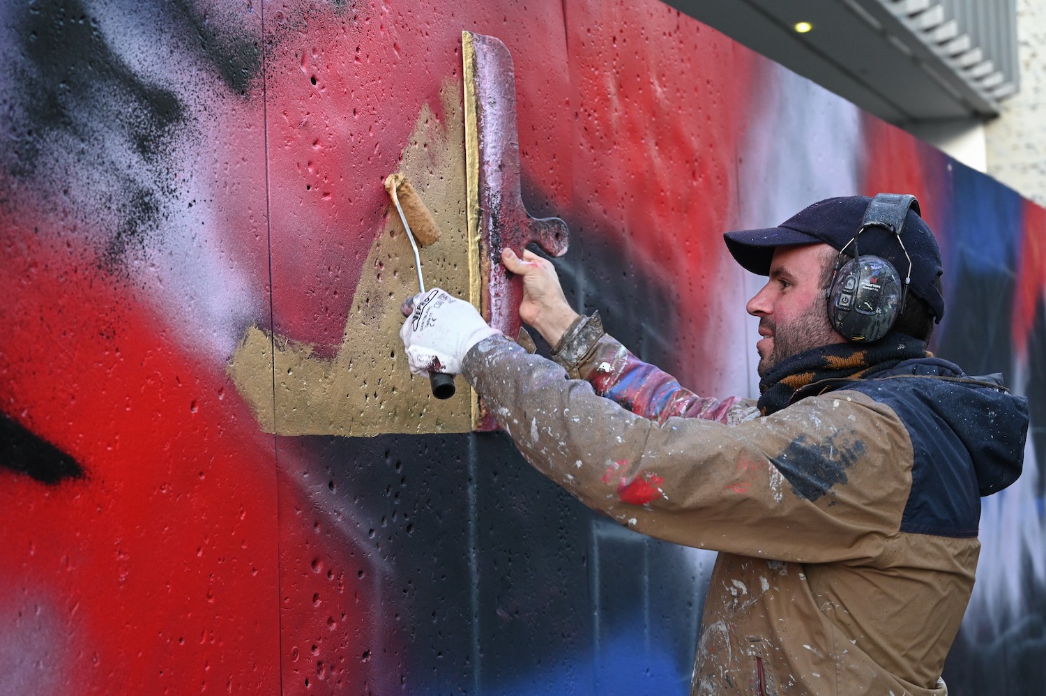 L'artiste urbain l'Outsider en plein travail sur le mur des jacobins à Rennes