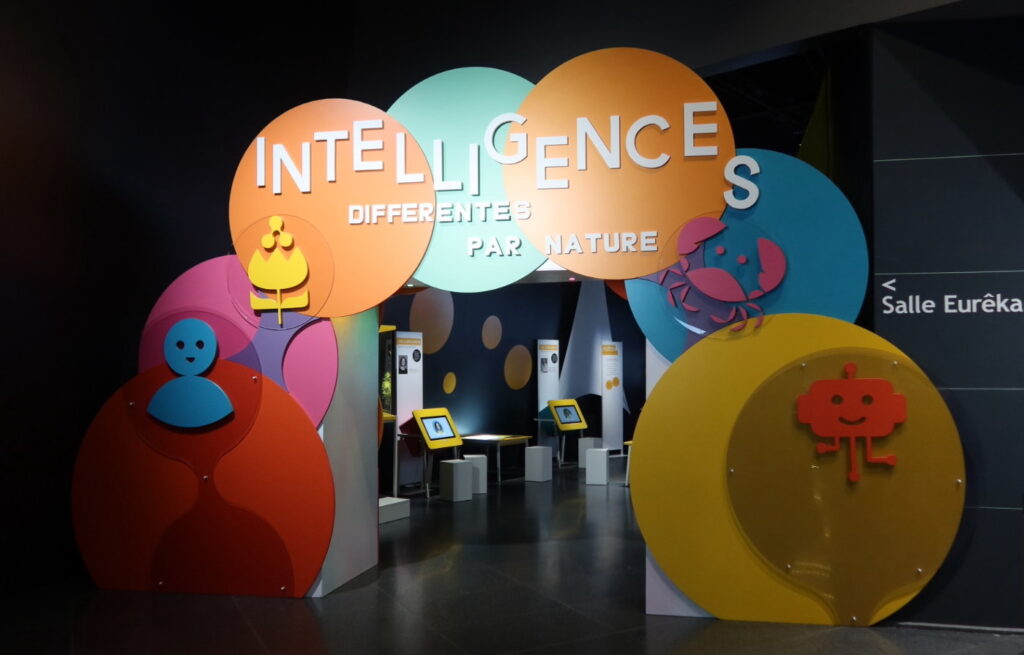 Entrée de l'exposition Intelligences, différentes par nature à l'Espace des sciences