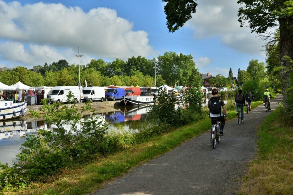 Balade à vélo au bord du canal en direction du marché de Betton