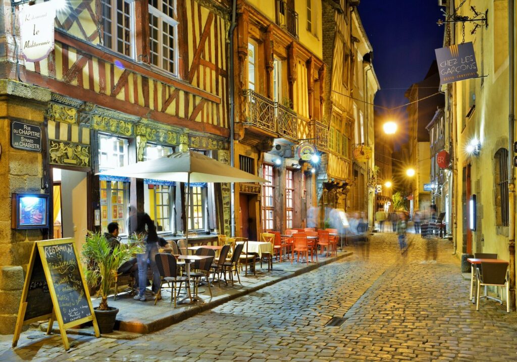 Vue d'une rue du centre historique de Rennes la nuit