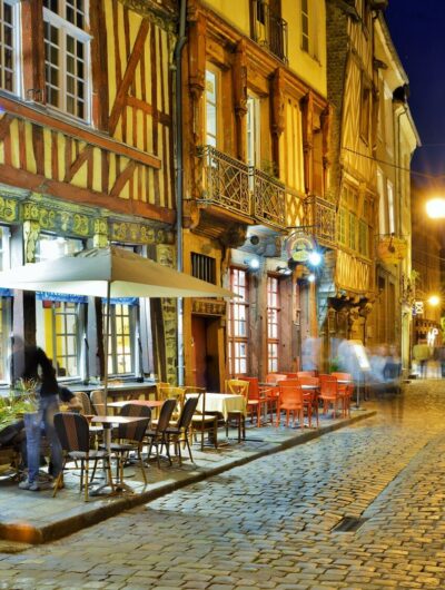Vue d'une rue du centre historique de Rennes la nuit