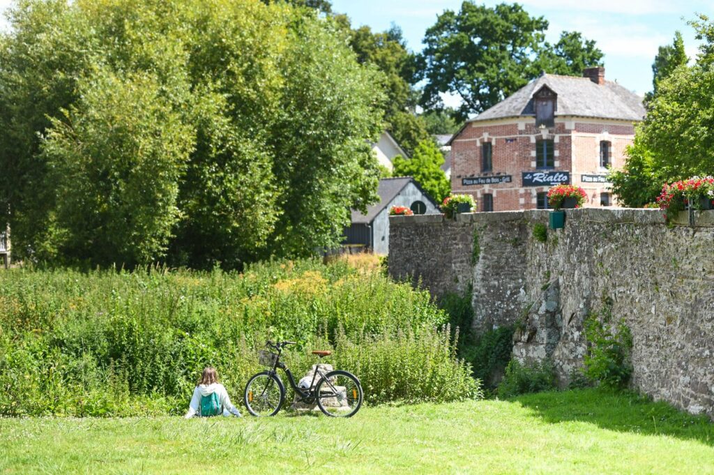 Pause lors d'une balade à vélo devant le vieux pont de Pacé sur la Flume.