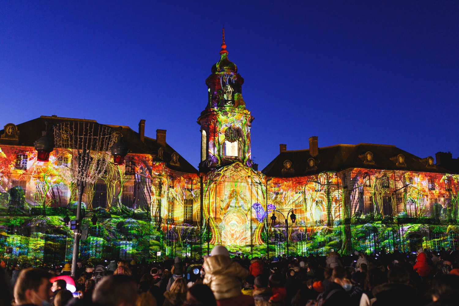 Pour les vacances de Noël, l'hôtel de ville de Rennes se pare de