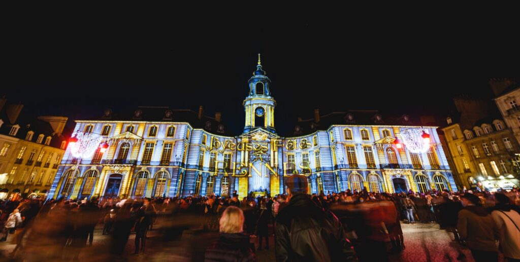 Projections spectaculaires sur la façade de l'Hôtel de Ville de Rennes pour les fêtes de Noël