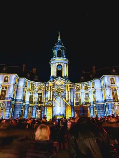 Projections spectaculaires sur la façade de l'Hôtel de Ville de Rennes pour les fêtes de Noël