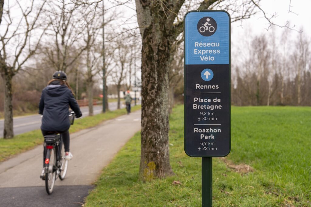 Cycliste empruntant le Réseau expresse vélo à Rennes