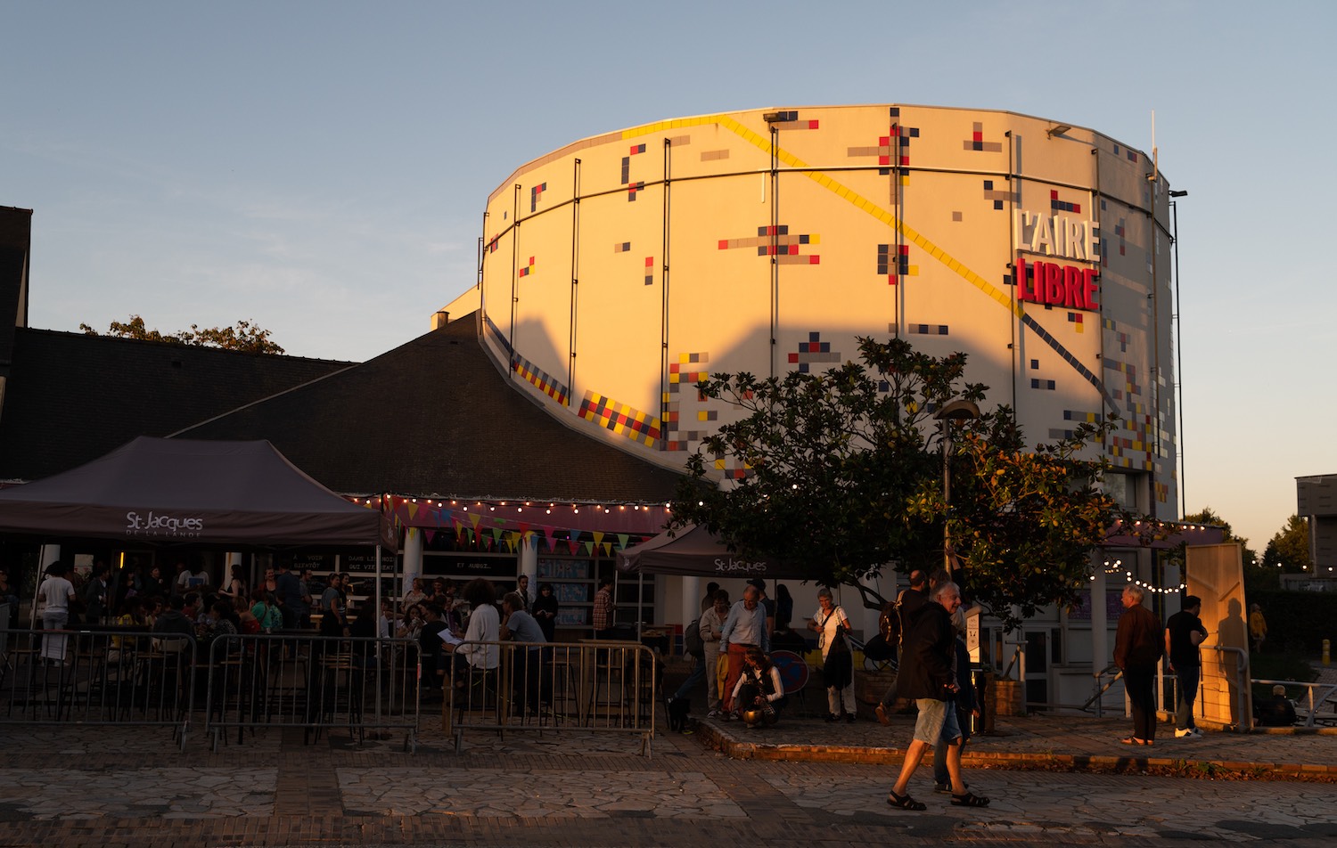 Le théâtre de l'Aire Libre au coucher du soleil